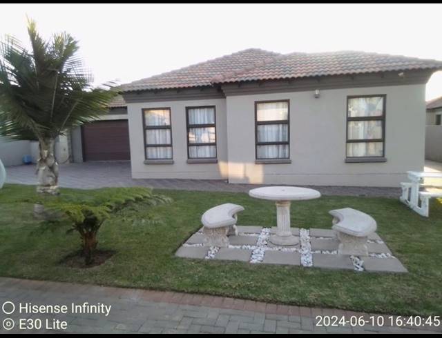 3 BEDROOM HOUSE FOR SALE IN THE ORCHARDS